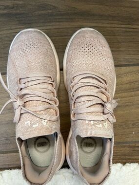APL pastel pink sneaker   7.5